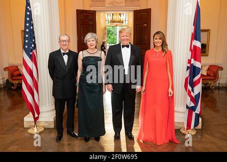 Il presidente Donald Trump e la First Lady Melania Trump si pongono per una foto con il primo ministro britannico Theresa May e suo marito Philip May martedì 4 giugno 2019 alla Winfield House di Londra. Foto Stock