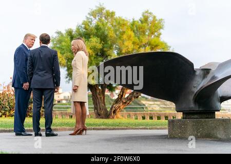 Il presidente Donald Trump e la First Lady Melania Trump sono accolti dal presidente francese Emmanuel Macron e dalla First Lady Brigitte Macron quando arrivano alla cena G7 leadersÂ€™ sabato sera agosto 24 2019 al faro di Biarritz a Biarritz in Francia. Foto Stock