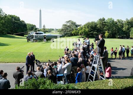 Il presidente Donald Trump al quale ha aderito il segretario del lavoro Alex Acosta parla con i membri della stampa della decisione del segretario Acosta di dimettersi fuori dall'ingresso del South Portico della Casa Bianca venerdì 12 2019 luglio prima di salire a bordo di Marine One per iniziare il suo viaggio in Wisconsin e Ohio. Foto Stock