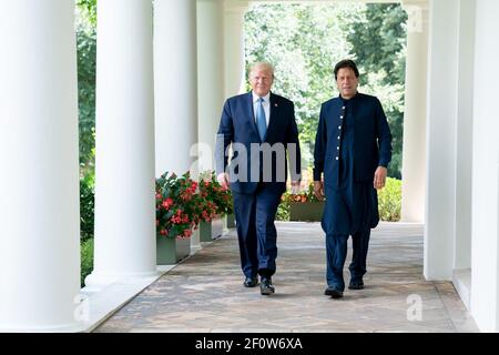 Il presidente Donald Trump cammina con il primo ministro Imran Khan della Repubblica islamica del Pakistan lunedì 22 2019 luglio lungo il colonnato dell'ala occidentale della Casa Bianca. Foto Stock