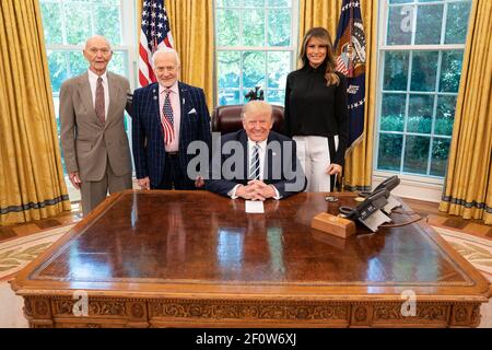 Il presidente Donald Trump e la First Lady Melania Trump si pongono per una foto con gli astronauti di Apollo 11 Buzz Aldrin e Michael Collins venerdì 19 2019 luglio durante un'occasione fotografica commemorativa per il 50° anniversario dell'atterraggio sulla luna dell'Apollo 11 nell'Ufficio ovale della Casa Bianca. Foto Stock