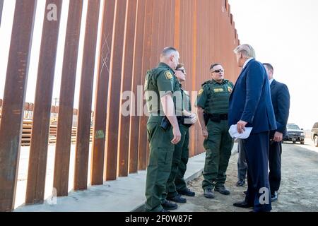 Il presidente Donald Trump ha aderito dal Segretario di azione del Dipartimento della sicurezza interna Kevin McAleenan Department of Homeland Security parla con gli ufficiali delle dogane e della protezione delle frontiere degli Stati Uniti lungo l'area di confine di Otay Mesa Mercoledì 18 2019 settembre un quartiere lungo il confine messicano a San Diego California. Foto Stock