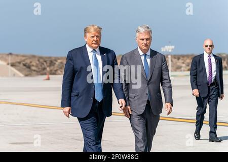 Il presidente Donald Trump ha aderito al neo nominato consulente per la sicurezza nazionale della Casa Bianca Robert C. o'Brien disembarks Marine mercoledì 18 2019 settembre prima di salire a bordo dell'Air Force One all'aeroporto internazionale di Los Angeles per il suo volo a San Diego California. Foto Stock