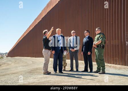 Il presidente Donald Trump ha aderito al commissario responsabile per le dogane e la protezione delle frontiere degli Stati Uniti Mark Morgan e al segretario del Dipartimento per la sicurezza interna Kevin McAleenan Department of Homeland Security Visita l'area di confine di Otay Mesa mercoledì 18 2019 settembre un quartiere lungo il confine messicano a San Diego California. Foto Stock