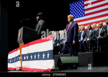 Il presidente Donald Trump ascolta Tony Rankins di Cincinnati Ohio, durante il North Carolina Opportunity Now Summit venerdì 7 febbraio 2020 al Dale F. Halton Theatre del Central Piedmont Community College di Charlotte N.C. Foto Stock