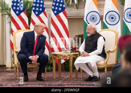 Il presidente Donald Trump e il primo ministro indiano Narendra modi si uniscono alle loro delegazioni durante le discussioni bilaterali martedì 25 2020 febbraio alla Casa di Hyderabad a Nuova Delhi. Foto Stock