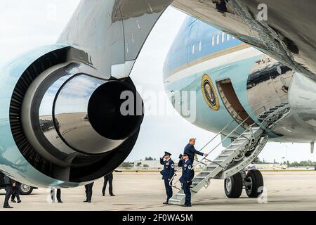 Il presidente Donald Trump si isana dall'Air Force One all'aeroporto internazionale di Palm Beach a West Palm Beach, lunedì 9 marzo 2020, in viaggio verso l'aeroporto internazionale di Orlando Sanford a Sanford, Florida. Foto Stock