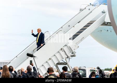 Il presidente Donald Trump si fa un'onda mentre sbarca Air Force One lunedì 9 marzo 2020 all'aeroporto internazionale di Orlando Sanford a Sanford Fla. Foto Stock