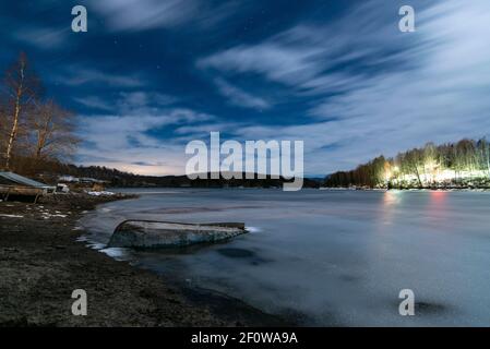 Paesaggio di mezzo lago ghiacciato Vlasina in fredda notte d'inverno. Foto a lunga esposizione. Foto Stock