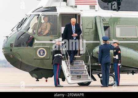 Il presidente Donald Trump sbarca Marine One alla base congiunta Andrews Rd. Sabato 28 2020 marzo in viaggio verso Norfolk Virginia, dove farà commenti alla partenza della nave ospedaliera USNS Comfort a della Marina militare americana. Foto Stock