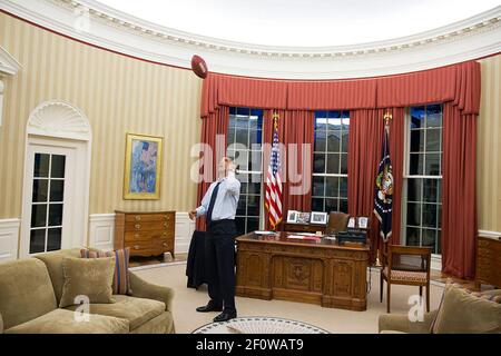 Il presidente Barack Obama lancia un calcio in Oval Office, 6 gennaio 2014. Foto Stock