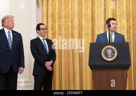 Il presidente Donald Trump al quale si è Unito il segretario Steven Mnuchin ascolta Luke Bernstein della Orrstown Bank, che ha commentato in un evento che sostiene le piccole imprese della nostra nazione attraverso il programma di protezione delle retribuzioni martedì 28 2020 aprile nella stanza orientale della Casa Bianca. Foto Stock