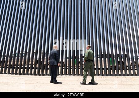 Il presidente Donald Trump cammina lungo il 200 miglio completato del nuovo muro di confine martedì 23 2020 giugno lungo il confine tra Stati Uniti e Messico vicino a Yuma Ariz. Foto Stock