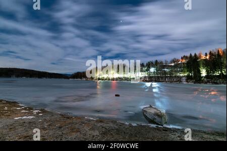 Paesaggio di mezzo lago ghiacciato Vlasina in fredda notte d'inverno. Foto a lunga esposizione. Foto Stock