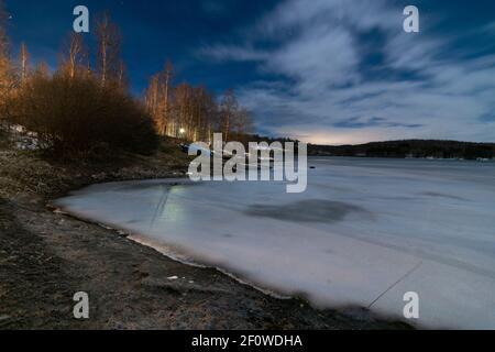 Paesaggio di mezzo lago ghiacciato Vlasina in fredda notte d'inverno. Foto a lunga esposizione. Foto Stock