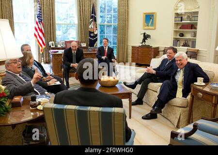 Il Presidente Barack Obama incontra il Sen. Chris Dodd, D-Conn., e la Rep. Barney Frank, D-Mass., nell'Ufficio ovale, 21 maggio 2010. Foto Stock