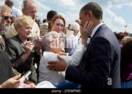 11 settembre 2011 - il presidente Obama saluta una donna dopo una cerimonia per commemorare il decimo anniversario del 9/11 al Flight 93 National Memorial a Shanksville, Pa. Foto Stock