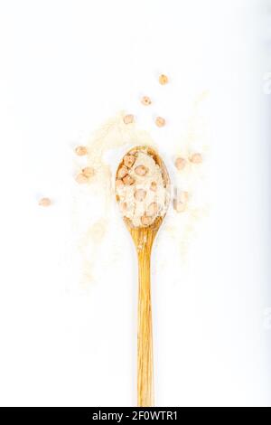 Farine ceci e ceci in cucchiaio isolato su fondo bianco. Foto Stock