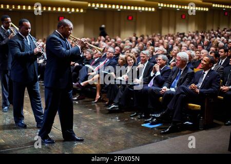 Il presidente Barack Obama e l'ex presidente Bill Clinton guardano come musicista jazz Wynton Marsalis e band si esibiscono al servizio commemorativo di Walter Cronkite al Lincoln Center di New York, New York, 9 settembre 2009 Foto Stock