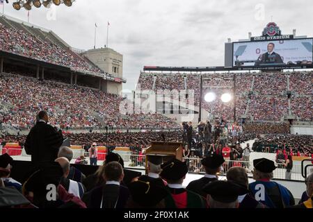 Il presidente Barack Obama consegna l'indirizzo durante l'inizio della Ohio state University all'Ohio Stadium di Columbus, Ohio, 5 maggio 2013 Foto Stock