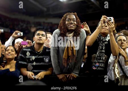 I membri del pubblico ascoltano il presidente Barack Obama mentre lui fa le osservazioni ad un raduno sulla riforma di assicurazione contro le malattie al centro di Comcast, Università del Maryland Giovedi, 17 settembre 2009 Foto Stock