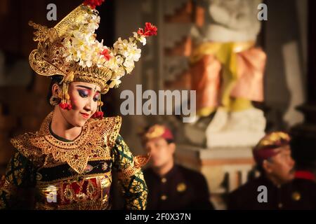 Donna indù balinese che esegue la tradizionale danza Legong durante la cerimonia religiosa al tempio pura Saraswati a Ubud, Bali, Indonesia. Foto Stock