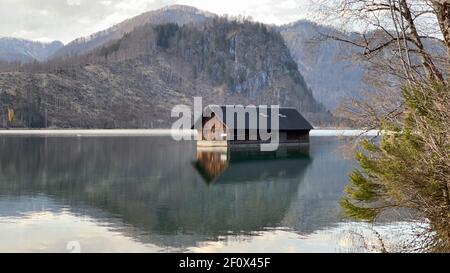 Riflessioni di un tramonto sul lago alpino Almsee in Austria Foto Stock