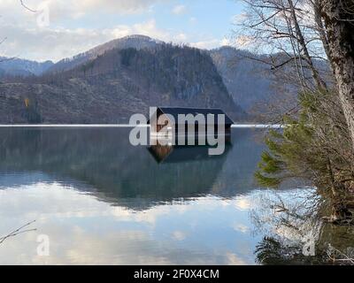 Riflessioni di un tramonto sul lago alpino Almsee in Austria Foto Stock