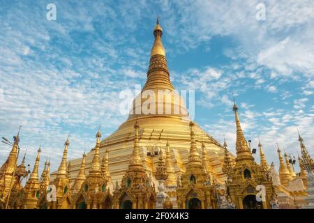 Shwedagon Pagoda, la più sacra pagoda buddista e sito religioso di Yangon, Myanmar (Birmania). Foto Stock