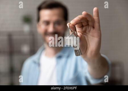 Ritratto di uomo felice acquirente di nuovo appartamento tenendo chiave Foto Stock