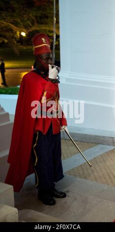 Il presidente Barack Obama e la First Lady Michelle Obama arrivano per una cena ufficiale al Palazzo Presidenziale di Dakar, Senegal, 27 giugno 2013 Foto Stock