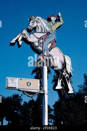 1980 Stati Uniti - Mendes Park Western Wear segno Fresno California ca. 1987 Foto Stock