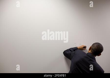 Il presidente Barack Obama firma un muro vuoto durante un tour della International Brotherhood of Electricians (IBEW) sede locale 26 a Lanham, Md., 16 febbraio 2010 Foto Stock