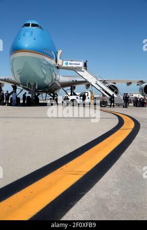 All'aeroporto internazionale di Los Angeles, il presidente Obama esce dall'Air Force uno ca. 23 luglio 2014 Foto Stock