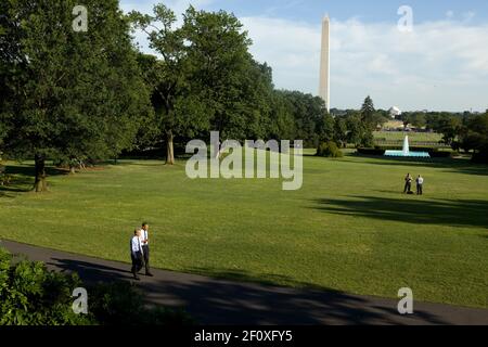 Il presidente Barack Obama e il capo dello staff Rahm Emanuel camminano lungo il South Lawn Drive della Casa Bianca, 30 giugno 2010 Foto Stock