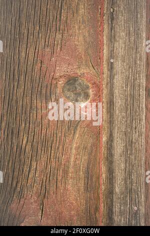 Weathered muro del granaio a grana di legno rosso tavoloni nodo Foto Stock