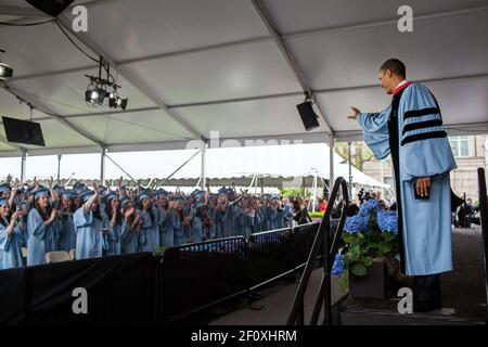 Il presidente Barack Obama lascia la scena dopo aver portato a termine il discorso di inizio del Barnard College, nel campus della Columbia University a New York, New York, New York, 14 maggio 2012 Foto Stock