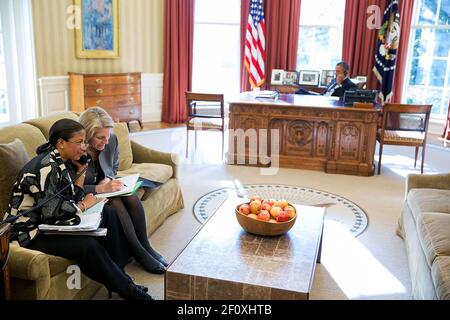 Il presidente Barack Obama parla al telefono con la cancelliera tedesca Angela Merkel nell'Ufficio ovale, 8 gennaio 2014. In ascolto sono presenti il consulente per la sicurezza nazionale Susan Rice, a sinistra, e Karen Donfried Foto Stock