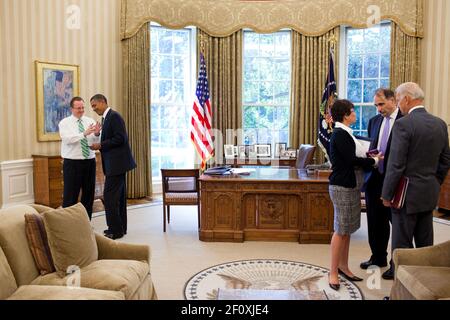 Il presidente Barack Obama parla con il segretario alla stampa Robert Gibbs, mentre il vice presidente Joe Biden e i consulenti senior Valerie Jarrett e David Axelrod tengono una discussione separata, nell'ufficio ovale, il 16 settembre 2010 Foto Stock