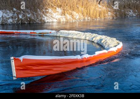 Il braccio flottante impedisce che schiuma e detriti contaminino il serbatoio. Riduzione delle emissioni nocive. Protezione dei fiumi e dei laghi. Mantenere fresco Foto Stock