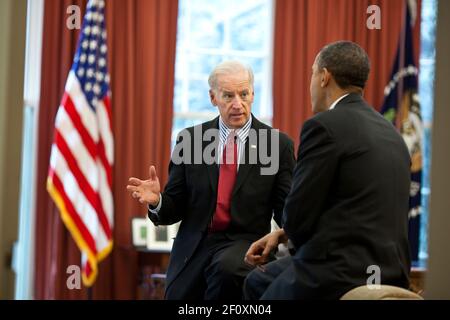 Il presidente Barack Obama parla con il vice presidente Joe Biden nell'Ufficio ovale tra una riunione e l'altra per discutere i negoziati in corso sul bilancio, l'8 aprile 2011 Foto Stock