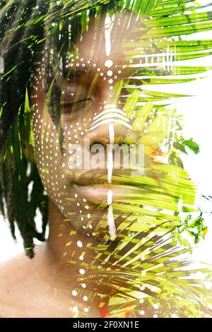 Un ritratto a doppia esposizione con pittura etnica del volto Foto Stock