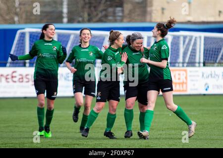Caroline Cooper, capitano di Aberystwyth, celebra il suo primo gol ai lati. Aberystwyth Town / Briton Ferry Lansawel a Park Avenue nel Welsh Pr Foto Stock
