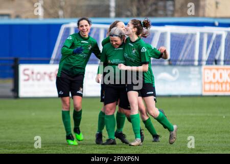 Caroline Cooper, capitano di Aberystwyth, celebra il suo primo gol ai lati. Aberystwyth Town / Briton Ferry Lansawel a Park Avenue nel Welsh Pr Foto Stock