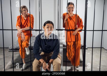 Carino giovani prigionieri e la loro guardia posa per un foto nelle loro celle Foto Stock