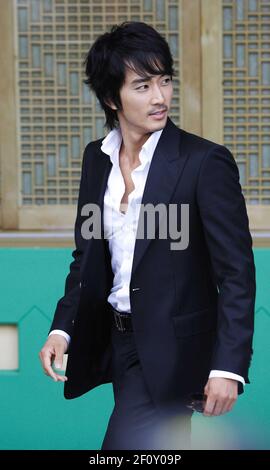 28 settembre 2008 - Seoul, Corea del Sud : l'attore sudcoreano Song Seung-Heon partecipa al matrimonio della star sudcoreana Kwon Sang-Woo e dell'attrice Song Tae-Young all'Hotel Shilla di Seoul il 28 settembre 2008. Photo Credit: Lee Young-ho/Sipa Press /0809301528