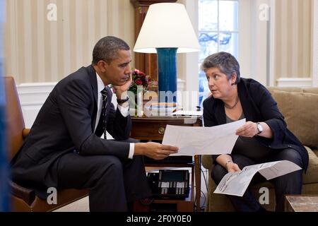 Il Presidente Barack Obama incontra il Segretario per la sicurezza interna Janet Napolitano nell'Ufficio ovale, 31 gennaio 2012 Foto Stock