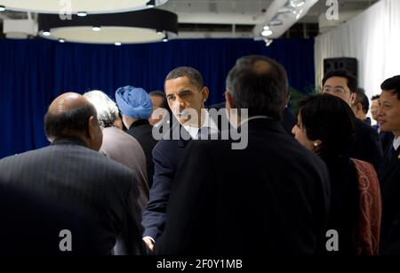 Il presidente Barack Obama saluta i membri delle delegazioni prima di una riunione multilaterale durante la Conferenza delle Nazioni Unite sul cambiamento climatico, il 18 dicembre 2009 Foto Stock