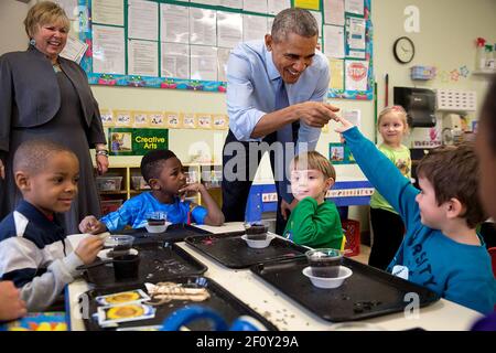 Il presidente Barack Obama e un giovane studente toccano le dita durante una visita al Centro per i Bambini della Comunità, uno dei più antichi fornitori di Head Start della nazione, a Lawrence, Kan., 22 gennaio 2015 Foto Stock