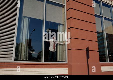 Un uomo cerca di intravedere il presidente Barack Obama durante il viaggio del presidente a New York N.Y. ottobre 20 2009. Foto Stock